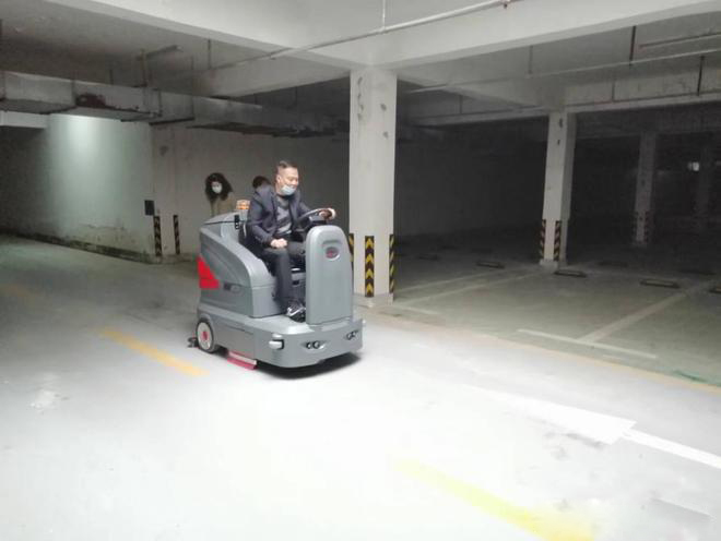 九龙城小区物业保洁不用人力改用驾驶式洗地机了